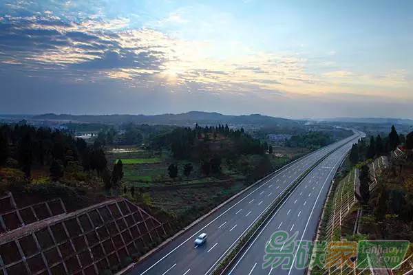 中國提出了到2030年單位國內(nèi)生產(chǎn)總值二氧化碳排放比2005年下降60%-65%等目標(biāo)