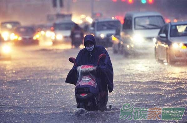 中國(guó)多地遭遇強(qiáng)降雨冰雹天氣