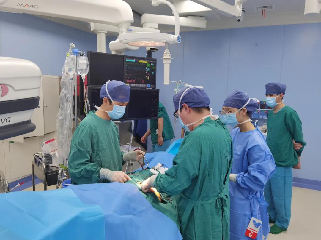 心內(nèi)聯(lián)合心外開(kāi)展ECMO輔助下支架植入術(shù)