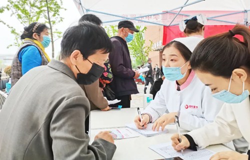 西安國(guó)際醫(yī)學(xué)中心醫(yī)院走進(jìn)魚(yú)化社區(qū)義診