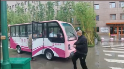 暖心！醫(yī)院下雨天安排擺渡車