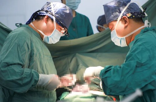 復(fù)診首日，市民排隊(duì)掃碼，有序就診……