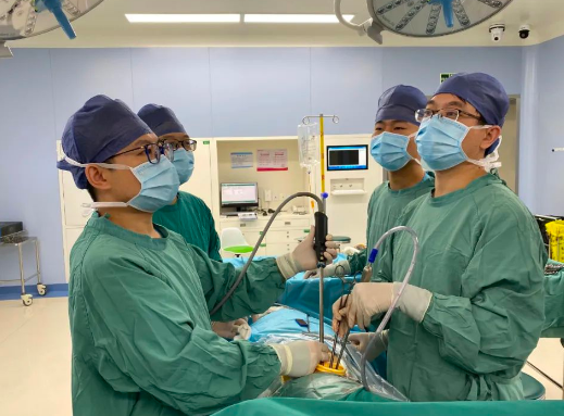 持續(xù)胸悶氣短......檢查后，醫(yī)生為他抽出2300毫升肺部積血