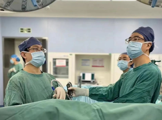 一劈為二！這臺微創(chuàng)手術(shù)為他清除了“不速之客”