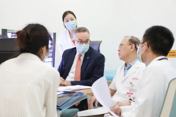 門診、查房、學術交流……全美排名第一的妙佑醫(yī)療國際專家團隊參與“首屆國際醫(yī)學高峰論壇”國際診療日活動