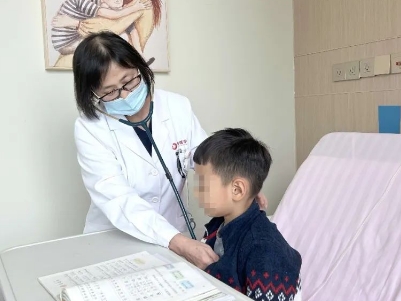 支原體肺炎來了！住院扎堆，學(xué)習(xí)桌搬到病房，孩子邊寫作業(yè)邊打點(diǎn)滴