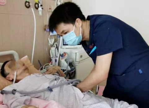 從呼吸困難到放聲歌唱，年近古稀的他用2個(gè)多月實(shí)現(xiàn)了……