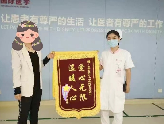 點贊正能量！95后護士救下走失老人 暖心一扶顯大愛