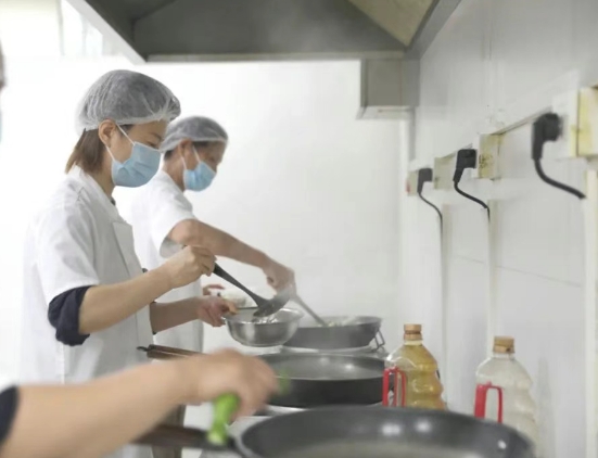 灶火燃起時，醫(yī)院飄出“家的味道”